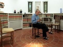 Der Schriftsteller Walter Kempowski blättert in seinem Haus in Nartum (Kreis Rotenburg-Wümme) in einem Exemplar seiner umfangreichen Sammlung von Tagebüchern. (Foto: dpa)
