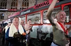 Nach dem Sieg in der Außenwette der Unterhaltungsshow «Wetten, dass..?» verläßt Tatort-Schauspieler Peter Sodan (l) eine Straßenbahn am Samstag (01.04.2006) auf dem Marktplatz in Halle (Saale). (Foto: dpa)