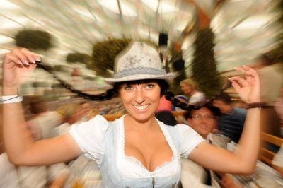 Oktoberfestbesucherin Sabrina Blatter posiert (FOTO: DPA)