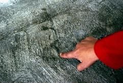Auf ein Porträt an der Wand des ehemaligen Hauses von Maria Gomez in der andalusischen Ortschaft Belmez zeigt ein Mann am 18.10.2004. (Foto: dpa)