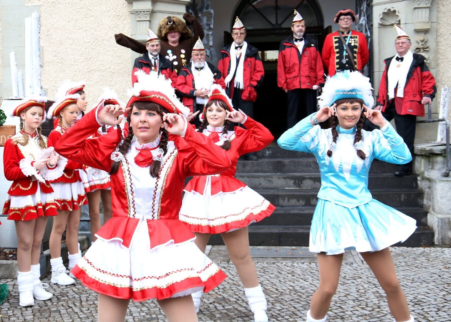 Auch die Prinzengarde des BKC heizte den Besuchern beim Rathaussturm ein.