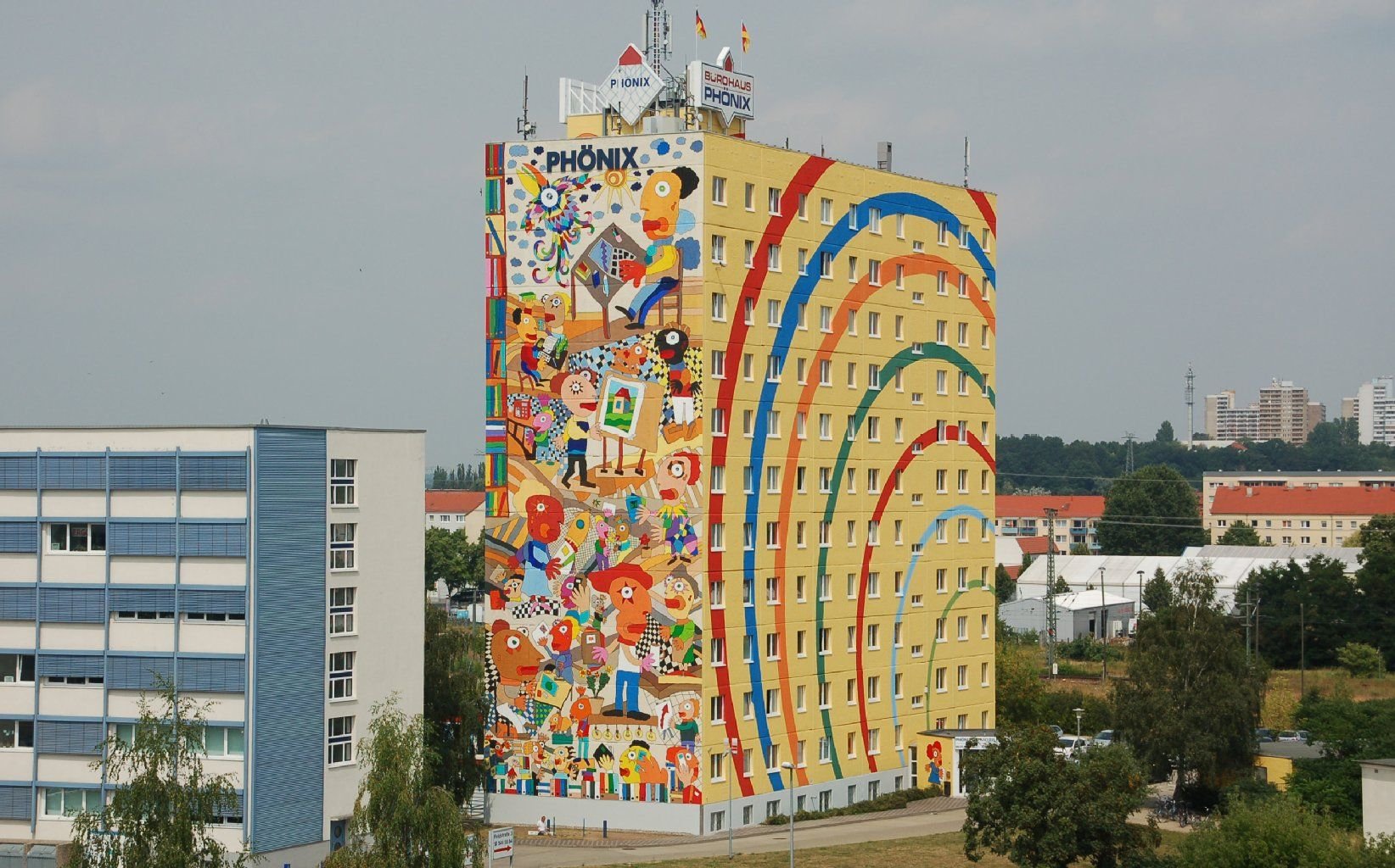 Ein vom Maler Michael Fischer-Art bemaltes Hochhaus in Neubrandenburg (Mecklenburg-Vorpommern)