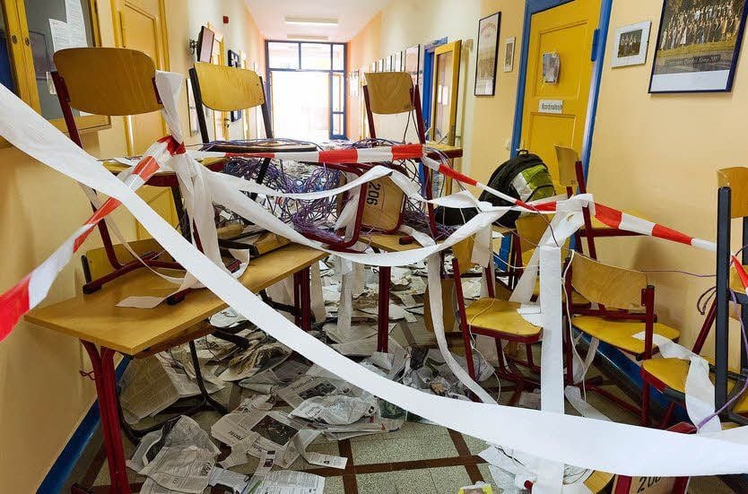 Kein Durchgang: Die meisten Flure im Gymnasium sind versperrt.