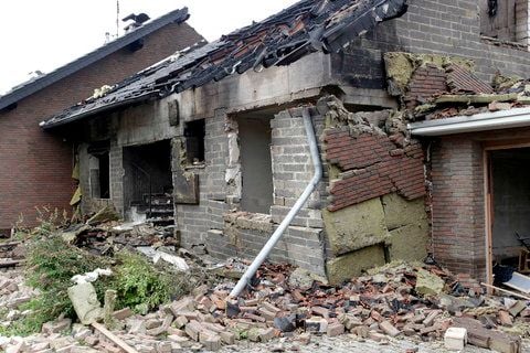 Das Einfamilienhaus in Bornheim-Widdig wurde durch Explosion und Brand in der Nacht zu Dienstag völlig zerstört. (FOTO: DAPD)