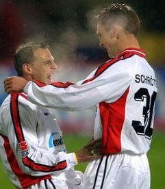 Der Cottbusser Torschütze Marco Gebhard (l) jubelt mit Silvio Schröter (r) über seinen Führungstreffer zum 1:0. (Foto: dpa)