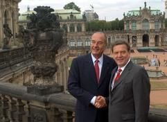 Bundeskanzler Gerhard Schröder (r) und der französische Staatspräsident Jaques Chirac stellen sich am 04. September 2003 in Dresden auf einer Terasse des Zwingers zu einem Fototermin. Schröder und Chirac treffen gemeinsam mit ihren Außenministern zu einem informellen Treffen in der Elbestadt zusammen. (Foto: dpa)