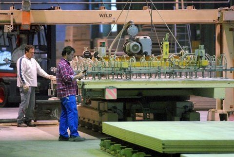 Arbeiter beim Zuschnitt von Cospanel-Platten im Werk Coswig (Landkreis Wittenberg) der Schwörer Haus GmbH & Co.KG (ARCHIVFOTO: ANDRÉ KEHRER)