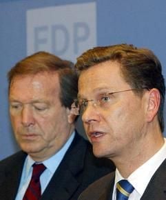 Der FDP-Vorsitzende Guido Westwelle (r) und der FDP-Schatzmeister Günter Rexrodt äußern sich am Mittwoch (30.10.2002) in Berlin auf einer Pressekonferenz zu Unregelmäßigkeiten auf dem FDP-Konto des Landesverbandes Nordrhein-Westfalen (NRW). Weiterhin unterrichteten die FDP-Politiker die anwesenden Journalisten über neue Erkenntnisse in der Möllemann-Affäre.)