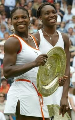 Serena Williams (l.) mit der Siegerschale, rechts ihre Schwester Venus (Foto: dpa)