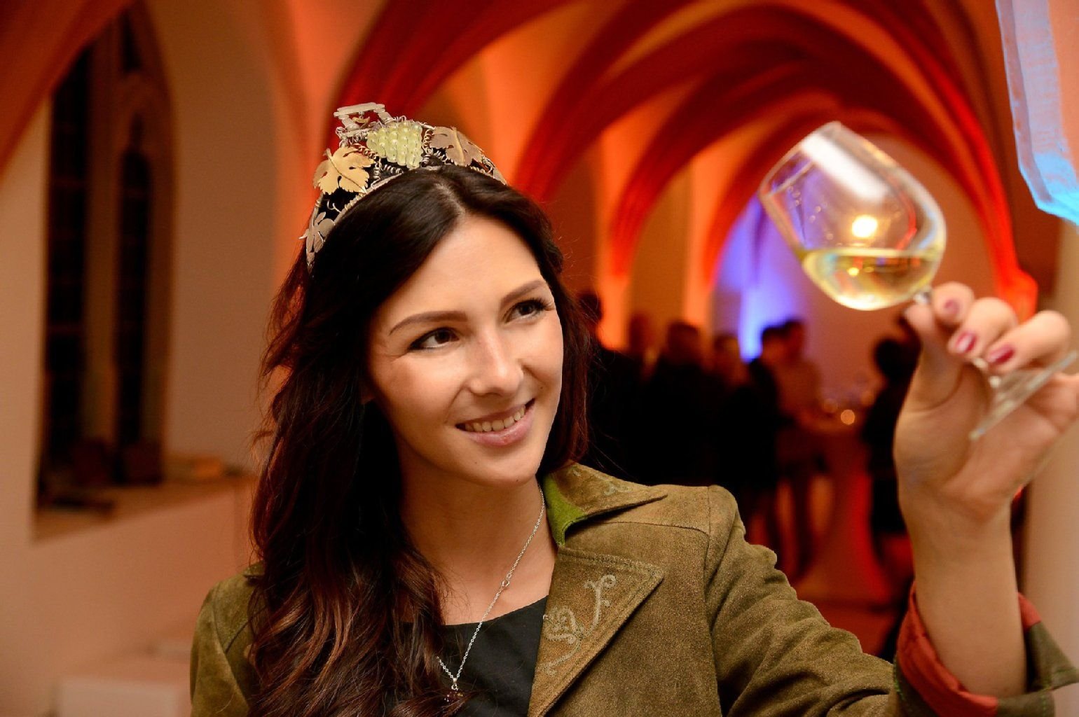 Daniela Undeutsch war drei Jahre lang in Zeitz Weinprinzessin. Nun trägt sie die sächsische Weinkrone.