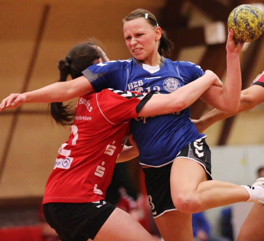 Stefanie Jäger (beim Wurf) war mit 13 Toren die treffsicherste Spielerin des HC Salzland.