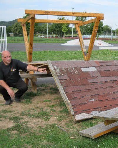 Werner Sanftleben ärgert sich über die zerstörte Sitzgruppe.