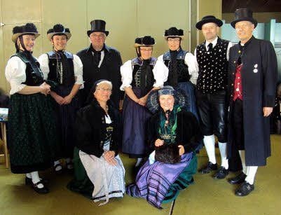 Doris Puhlmann (vorn li.) und ihr Ehemann Walter (dahinter) beim Deutschen Trachtentag in St. Georgen im Schwarzwald.