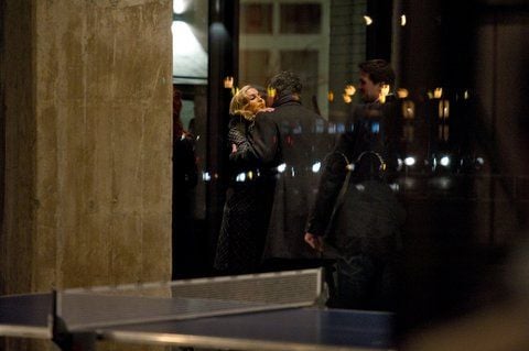 Pop-Sängerin Madonna umarmt einen Mann im Soho House Berlin, einem Club für private Mitglieder?