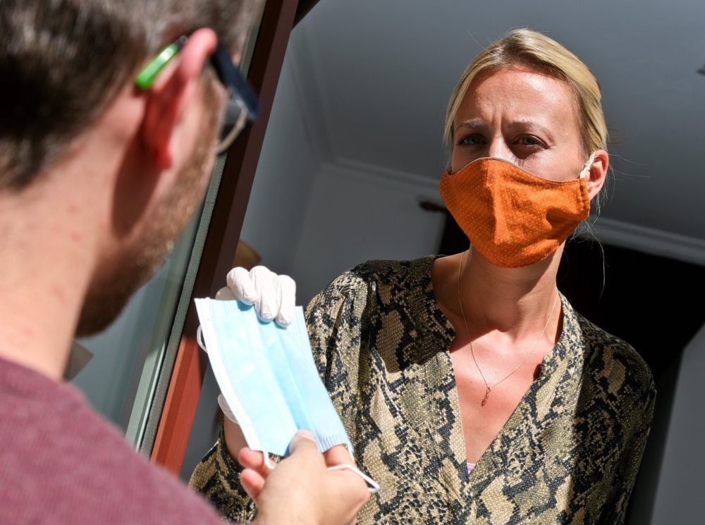 Die Kosmetikerin Karoline Kindlein verkauft jetzt Schutzmasken aus ihrem Schaufenster heraus.