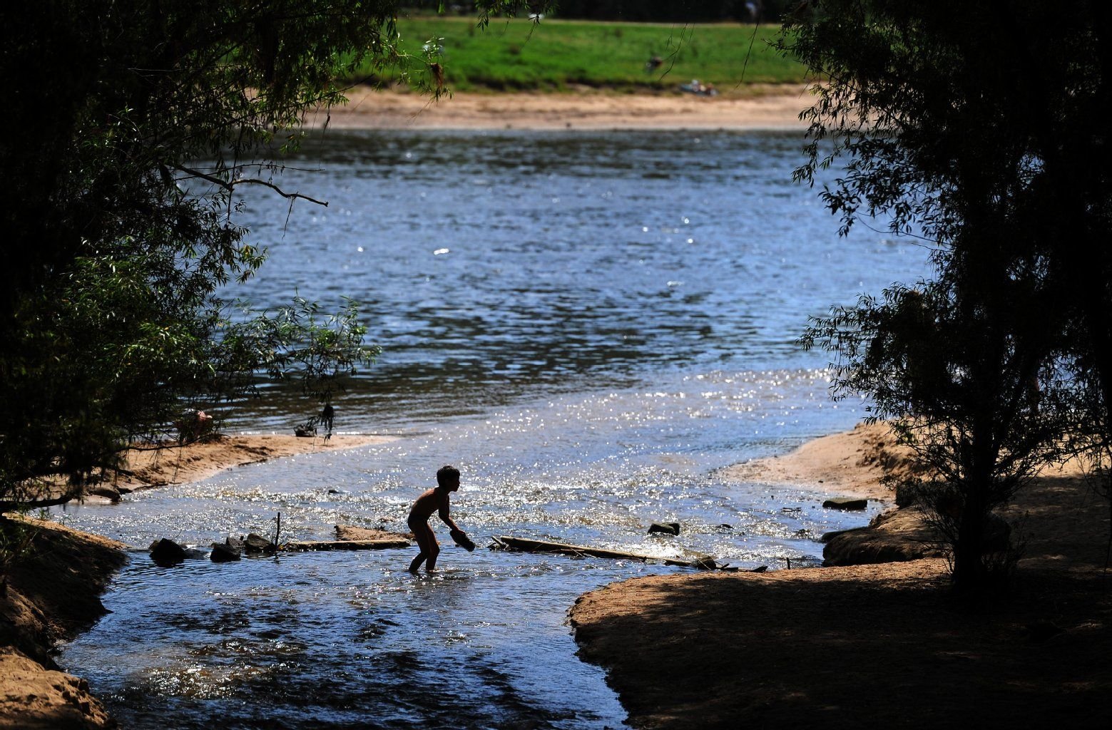 Kinder spielen in Dresden an der Mündung der Prießnitz in die Elbe. Die Wasserqualität der Elbe hat sich seit der Wende erheblich verbessert.