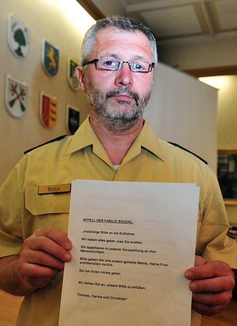 Polizeisprecher Horst Bauer hält in Heidenheim einen Appell der Familie Bögerl an die Entführer. (FOTO: DPA)