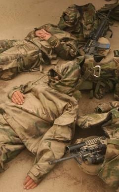 US-Soldaten schützen sich vor einem Sandsturm. (Foto: dpa)