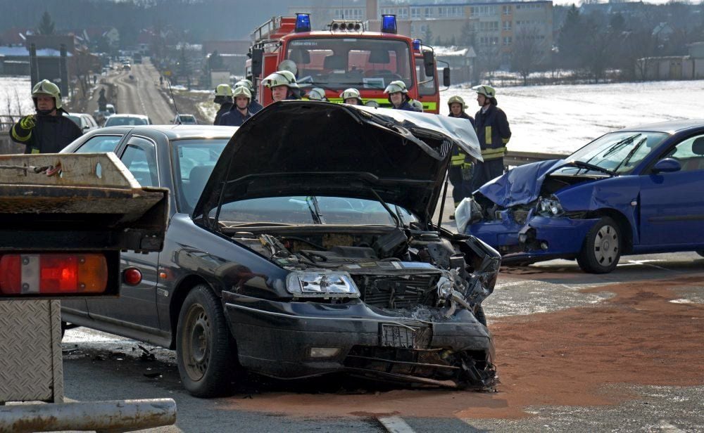 An der Abfahrt von der B6n zwischen Hoym und Nachterstedt waren zwei PKW zusammengestoßen, mehrere Personen wurden verletzt und mussten zum Teil aus den Fahrzeugen befreit werden. Die Straße war für längere Zeit gesperrt.