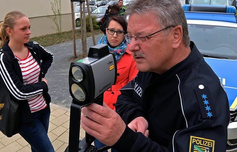 Gina und Charlene schauen Siegfried Müller beim „Blitzen“ zu.