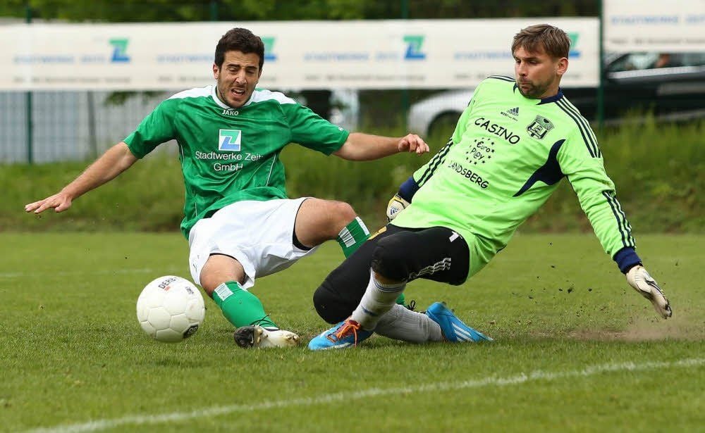Landsbergs Torwart Klugmann (re.) vereitelt eine Zeitzer Chance.