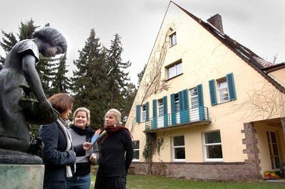 Jutta Kiegeland, die stellvertretende Vereinsvorsitzende von "Wir helfen" vo der "Villa Jühling" in Halle-Dölau. (MZ-FOTO: A. Stedtler)