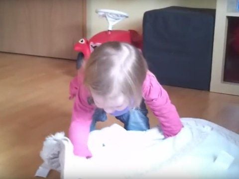 Es wird wieder kälter: Der Jackentrick kann schon kleinen Kindern helfen, sich selbst anzuziehen.