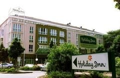 Im Dresdener Hotel Holiday Inn, aufgenommen am Dienstag (03.06.2003), wurde am Morgen der 23 Jahre alte französische Radprofi Fabrice Salanson, der zur Deutschland-Tour starten wollte, von einem Team-Kollegen tot neben seinem Hotelbett gefunden. Die Todesursache sei noch nicht geklärt, teilte Rennleiter Roland Hofer mit. «Die Kriminalpolizei ermittelt», sagte der Schweizer. Wie die Behörden mitteilten, wurden bei Salanson keine äußeren Verletzungen festgestellt. Salansons Mannschaft zog sich nach dem tragischen Vorfall von der Deutschland-Tour zurück und verzichtete auf einen Start. (Foto: dpa)