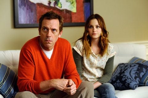 Die Schauspieler Hugh Laurie als David Walling und Leighton Meester als Nina Ostroff in einer Szene des Kinofilms «Die Tochter meines besten Freundes». (FOTO: DPA)