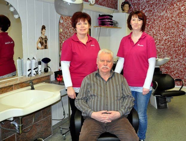 Vor 70 Jahren wurde der Friseursalon Wahle eröffnet. Heute hat Andrea Wahle (li.) den Hut auf. Ihr zur Seite steht Elisabeth Michael und Seniorchef Reinhard Wahle hilft zuweilen.