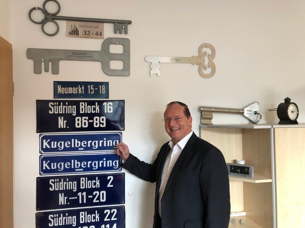 Schilder in Martin Neumanns Büro erinnern an Wohnblöcke, die abgerissen wurden. Schlüssel erinnern an die Einweihung von Neubauten.