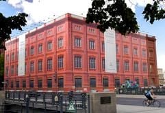 Kurz vor der Fertigstellung ist eine Schaufassade, auf der die von Karl Friedrich Schinkel 1832 errichtete Bauakadmie zu sehen ist, am Dienstag (03.08.2004) am Berliner Schlossplatz zu sehen. (Foto: dpa)