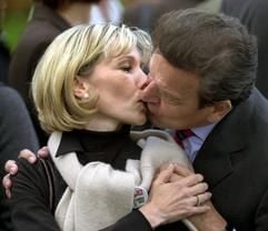 Das Archivbild zeigt Bundeskanzler Gerhard Schröder (SPD), der während eines Rockkonzerts in Berlin seine Frau Doris Schröder-Köpf küsst. Doris Schröder-Köpf hat am Freitag vor dem Hamburger Landgericht einenRechtsstreit gegen das Magazin «Stern» gewonnen. (Foto: dpa)