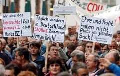 Auf der Montagsdemonstration gegen «Hartz IV» und «Agenda 2010» demonstrieren mehrere hundert Menschen am Montag (27. September 2004) in Leipzig. (Foto: dpa)