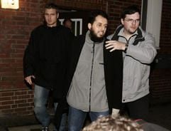 Beamte führen den verurteilten Terrorhelfer Mounir el Motassadeq (M.) am Freitagabend (17. November) in Hamburg ab. (Foto: dpa)