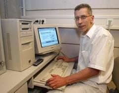 Martin Nowak sitzt in seinem Augenzentrum in Michelfeld bei Schwäbisch Hall vor einem seiner 24 Computer (Archivfoto vom 03.03.2005). Der Augenarzt und Hobby-Mathematiker hat die größte Primzahl entdeckt. Ausgeschrieben hat die Zahl mehr als 7,8 Millionen Stellen. (Foto: dpa)