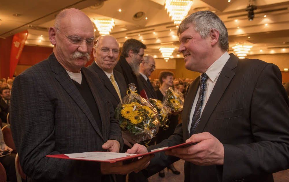 Ehrung verdienter Bürger des Landkreises: Gerhard Heinlein (l.) bekommt die Urkunde von Landrat Martin Skiebe.