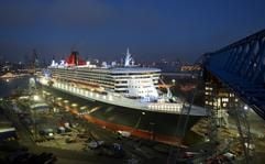 Das Kreuzfahrtschiff «Queen Mary 2» liegt am Donnerstagabend (17.11.2005) im Trockendock der Traditionswerft Blohm + Voss im Hamburger Hafen. (Foto: dpa)