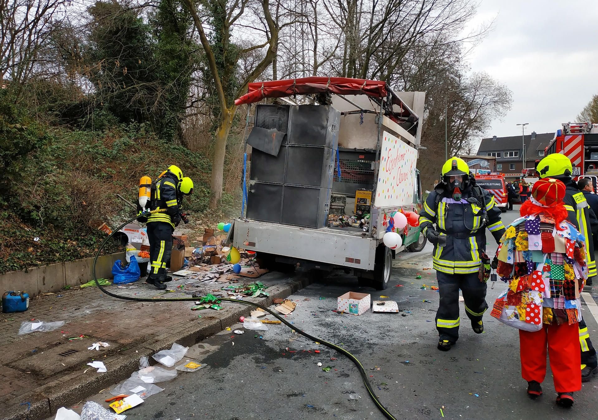 Kurz vor Beginn eines Zuges ist in Oberhausen war ein Karnevalswagen in Brand geraten.
