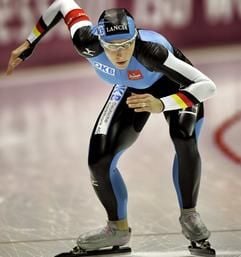 Annie Friesinger kurz vorm Start über 1500 Meter. Die Olympiasiegerin feierte am Sonntag in Heerenveen mit der besten je im Flachland gelaufenen Zeit den 30. Weltcupsieg ihrer Karriere. (Foto: dpa)