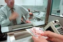 Auszahlung von Bargeld an dem Schalter einer Bank. (Foto: dpa)