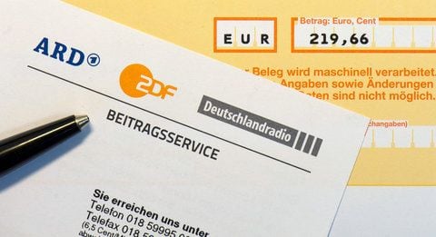 Auf einem Tisch liegt ein Überweisungsschein für ein Jahr Rundfunkgebühr ARD, ZDF und Dradio in der Höhe von 219,66 Euro inklusive 3,90 Euro Mahngebühr. Seit 1. Januar 2013 ersetzt der Rundfunkbeitrag die Rundfunkgebühr. (SYMBOLFOTO: DPA)