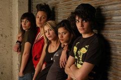 Die Protagonisten (v.l.) Shulie (Carly Pope), Meat (Deak Evgenikos), Sadie (Nicole Vicius), Anna (Melonie Diaz) und Aggie (Lauren Mollica) aus dem Film «Itty Bitty Titty Committee» (Foto: dpa)