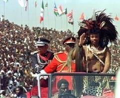 Swasilands König Mswati III. fährt zur Feier seines 30. Geburtstages am 06.09.1998 in das Stadion von Mbabane ein. Afrikas letzter absolutistischer König muss nun erfahren, dass seine Untertanen nicht mehr jedes seiner Privilegien widerspruchslos hinnehmen.