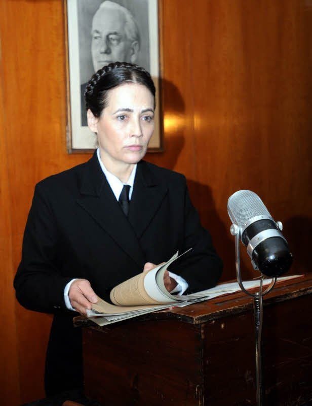 Anke Sevenich in der Rolle von Hilde Benjamin. Teilnahmslos arbeite sie die Urteile ab.