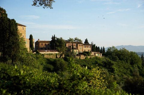 Die verfallenen Bauernhäuser werden Urlaubsunterkünfte, es entstehen drei Hotels, Restaurants, und der Anbau von Wein und Oliven soll weitergehen. (FOTO: TUI)
