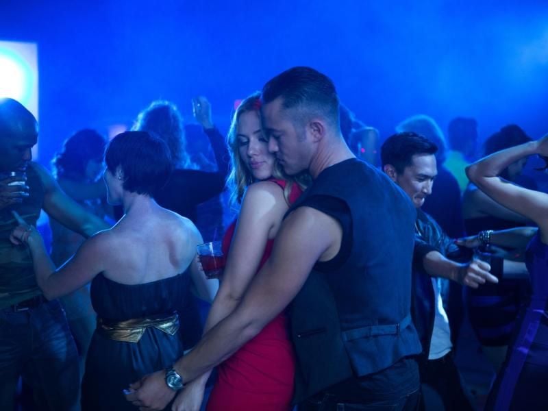 Don Jon (Joseph Gordon-Levitt) und Barbara (Scarlett Johansson) bei einem heißen Balztanz. Foto: ZDF/Daniel C. McFadden