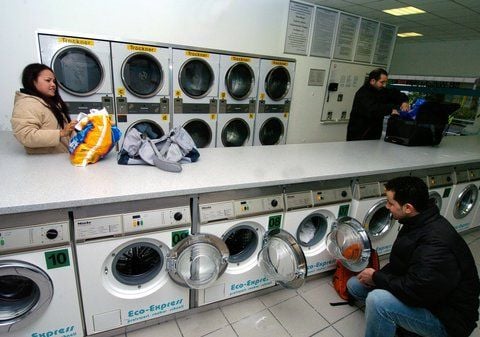 Waschsalons locken zunehmend mit Zusatzangeboten ihre Kundschaftan. (ARCHIVFOTO: DPA)