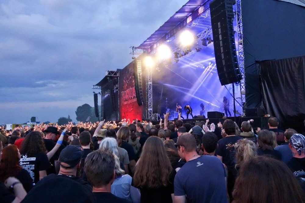 Menschenmassen vor der Bühne, als Amorphis spielte.
