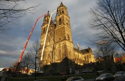 Zwischen den mächtigen Doppeltürmen des Magdeburger Doms sind Gerüstteile einer Brücke umgestürzt, die für Bauarbeiten installiert worden waren. (FOTO: DPA)